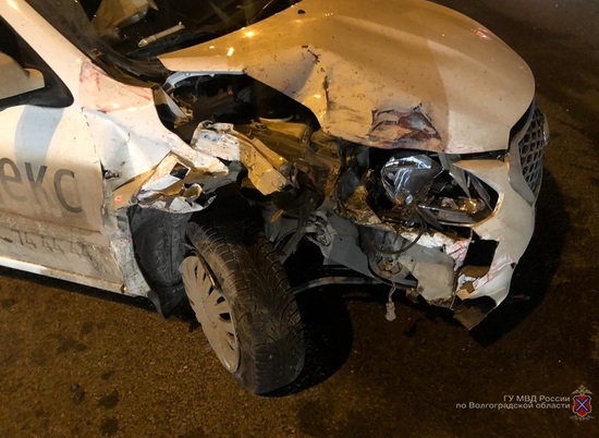 В Волгограде «Рено Логан» влетел в столб: погиб пассажир авто